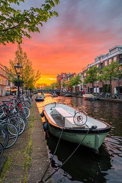 Leiden - boot rust aan de kade van de Rijn (0146) van Reezyard