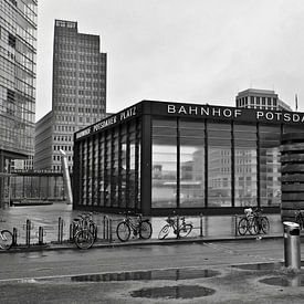 Gare de Berlin Potsdamer Platz - noir et blanc sur Silva Wischeropp