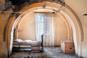 Verlassenes Schlafzimmer im Verfall.