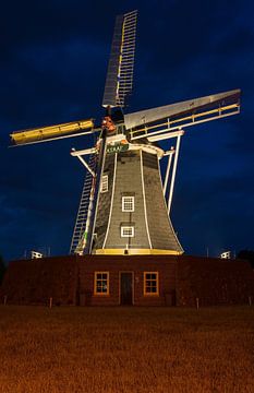 Authentic renovated windmill in Winterswijk in the east of the Netherlands in special illumination sur Tonko Oosterink