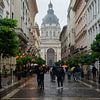 Rue pluvieuse avec la basilique Saint-Étienne, Budapest sur Nynke Altenburg