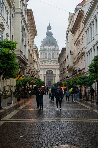 Regenachtige straat met Sint-Stefanus Basiliek, Boedapest