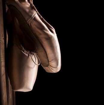 Des pointes de danseuse classique pour une nature morte sur le thème du ballet.