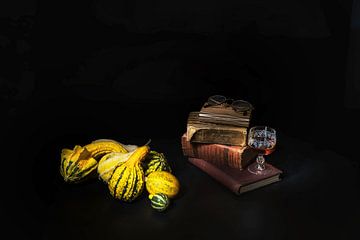 Stilleben mit dekorativen Früchten, Kürbis, Büchern und Likör, von Saskia Dingemans Awarded Photographer