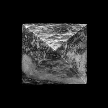 Pyramide de marbre en noir et blanc.