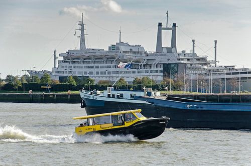 Drie vaartuigen in Rotterdam