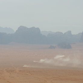 stofwolken in Wadi Rum van Nadine Geerinck