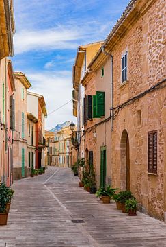 Straat in de oude stad van Alcudia op het eiland Mallorca van Alex Winter