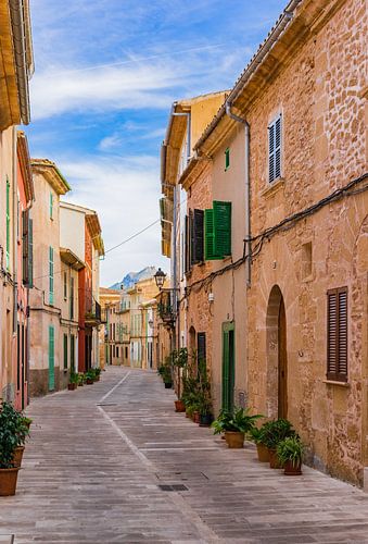 Straat in de oude stad van Alcudia op het eiland Mallorca
