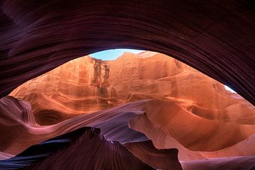 Rode zandsteen formaties in een slot canyon in Noord Arizona van Anouschka Hendriks