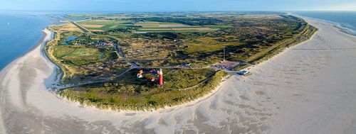 Panorama van de noordkant van waddeneiland Texel met vuurtoren
