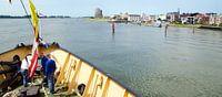 Maassluis gezien vanaf zeesleper de Elbe van Maurice Verschuur thumbnail