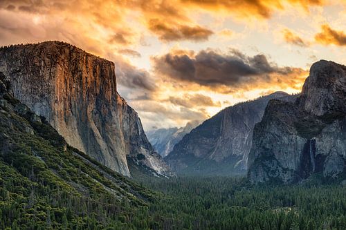 Tunnel View met El Capitan bij zonsopgang, Yosemite National Park, Californië, USA van Markus Lange