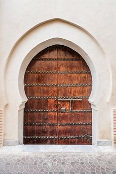 Porte en bois brun dans la médina de Marrakech