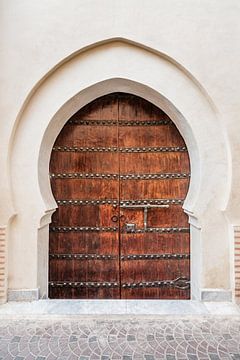Brown wooden door in the medina in Marrakech by Photolovers reisfotografie
