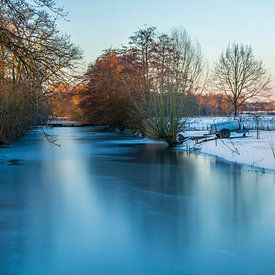 Bevroren water van een kanaal in een winterslandschap met sneeuw en herfstkleuren van Erwin van Eijden