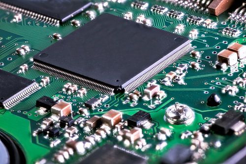 Platine avec puce informatique