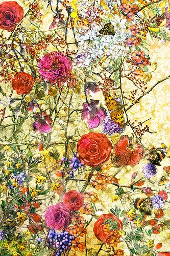 Bloemencompositie op oud behangpapier