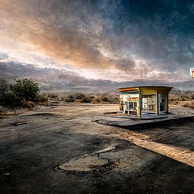 Abandoned 1950s gas station along Route 66 by Harry Anders