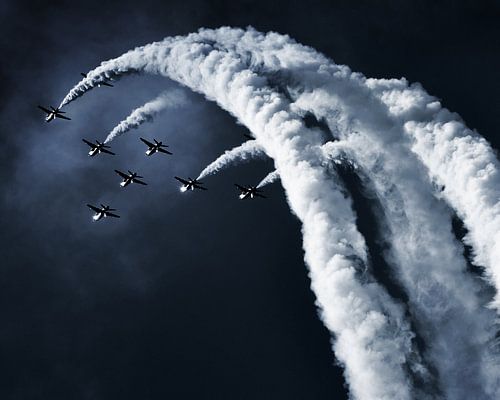 Smoke on! Straaljagers van de Red Arrows met rooksporen.