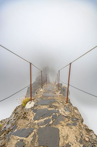 Pad over de bergen op het eiland Madeira bij de Pico do Arieiro