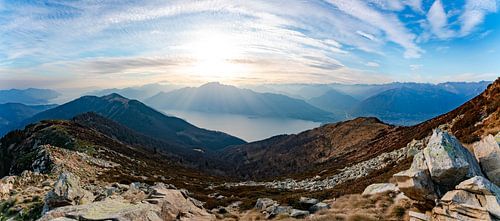 Panoramisch uitzicht op het Lago Maggiore vanaf de Monte Gambarogno