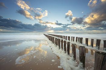 Het strand van Zoutelande met een onstuimige woeste zee vol schuimkoppen