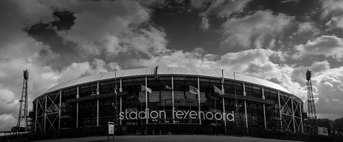 Das Cockpit im Schwarz-Weiß-Panorama.