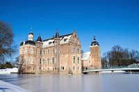 Middeleeuws kasteel in nederland met winter landschap en blauwe lucht..
