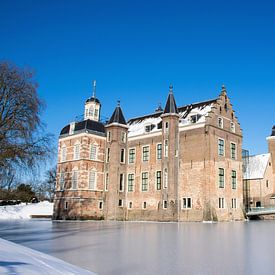 Middeleeuws kasteel in nederland met winter landschap en blauwe lucht.. van Marjolein Hameleers