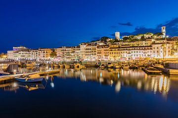 Oude stad en vissershaven van Cannes bij nacht van Werner Dieterich