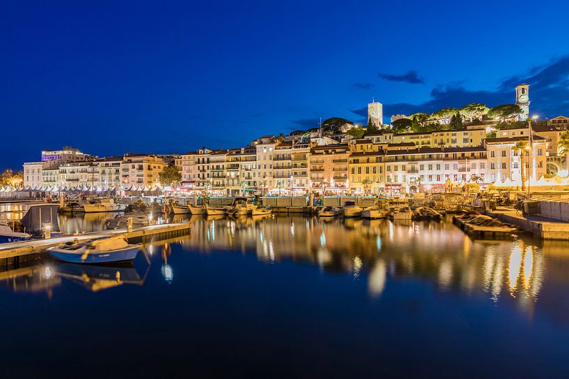 Vieille ville et port de pêche de Cannes la nuit par Werner Dieterich
