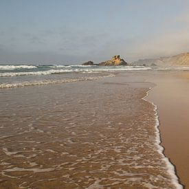 Weerspiegeling op  Portugees strand van André Hamerpagt