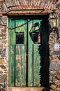 Vieille porte en bois vert avec une lanterne sur le mur par Jan van Dasler Aperçu