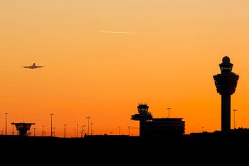 Sonnenuntergang am Flughafen Amsterdam Schiphol (AMS) von Marcel van den Bos