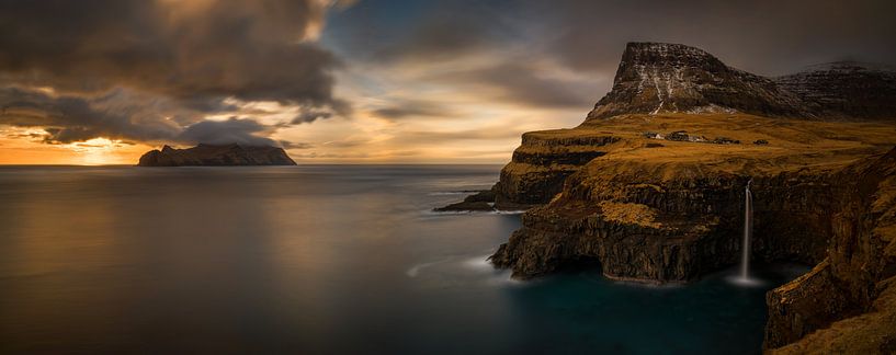 Gasadalur Autumn Panorama von Wojciech Kruczynski