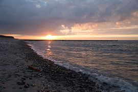 Zonsondergang op het strand van Zingst, romantisch van Martin Köbsch