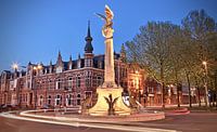 D'n Draak van Den Bosch bij avond in kleur