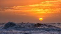 Surfen bei Sonnenuntergang  von Bram van Broekhoven Miniaturansicht