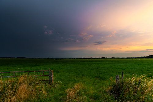 Storm op komst. in een weiland.