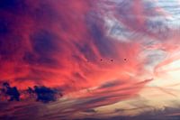 Bijzondere dreigende lucht ondergaande zon