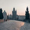Praag: Karelsbrug bij zonsopkomst. van Olaf Kramer