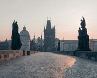 Prag: Die Karlsbrücke bei Sonnenaufgang.