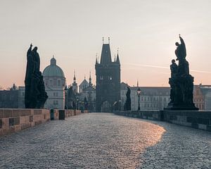 Prague : le Pont Charles au lever du soleil.