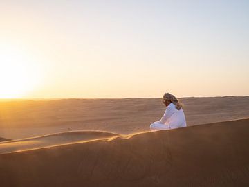 Man in de Wahiba woestijn, Oman van Teun Janssen