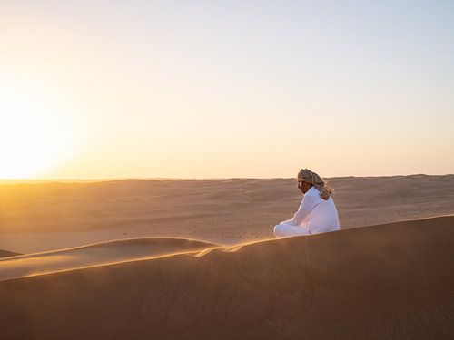 Homme dans le désert de Wahiba, Oman