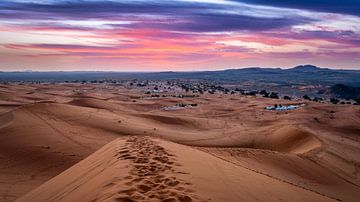 Zonsopkomst in de woestijn nabij Merzouga