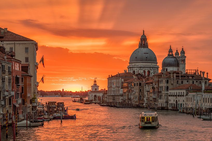 Sunrise in Venice van Teun Ruijters
