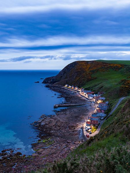 Le village côtier de Crovie en Écosse en soirée par Werner Dieterich