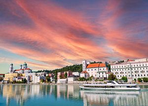 Panoramablick auf die Stadt Passau am Inn im Sommer von Animaflora PicsStock